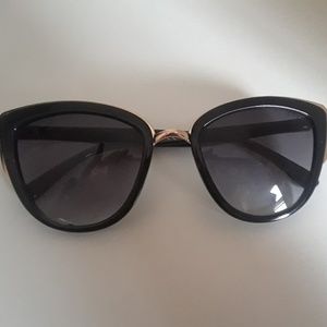 GUESS Breakfast at Tiffany's style sun glasses